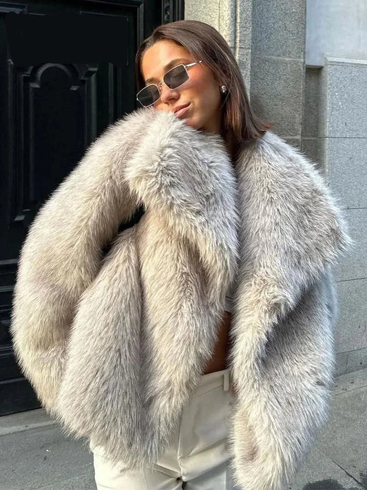 Chic Faux Fur Statement-Jacke – Stilvolle Damenjacke