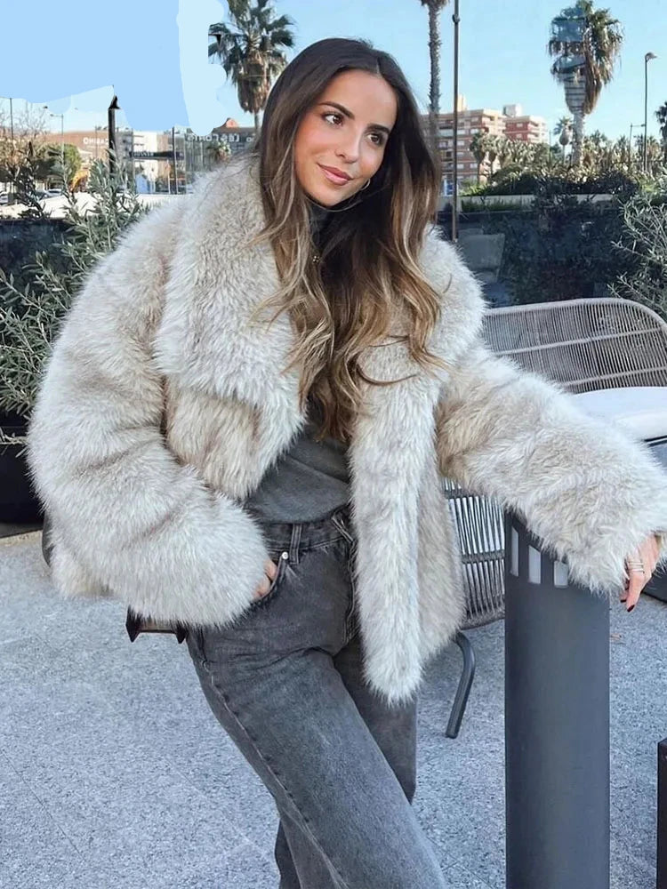 Chic Faux Fur Statement-Jacke – Stilvolle Damenjacke